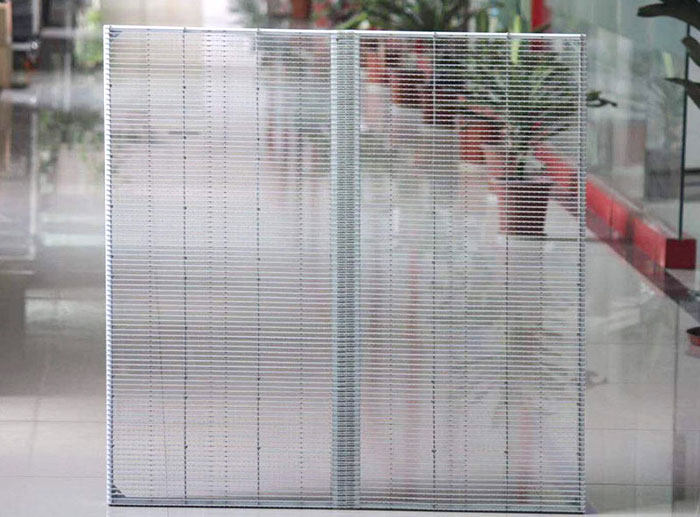 Hvordan opnår en LED mesh-skærm både gennemsigtighed og billeddetaljer?